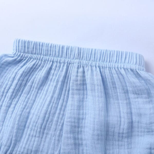 המכנסיים עשויים מבד פשתן רך ונעים למגע ומגיעים בצבעים נטולי כימיקלים המתאימים לתינוקות.