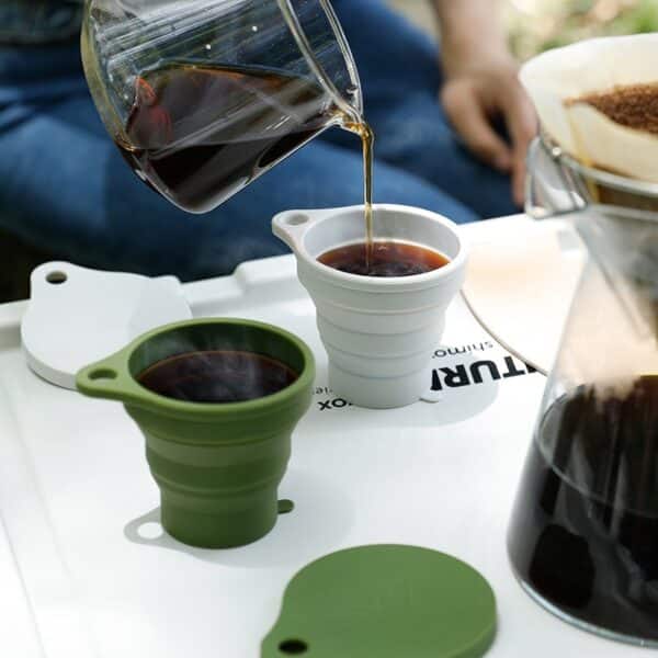 כוס סיליקון עם מכסה ומתקפלת 🙀 גם מונעת את החיידקים שעתידים להיכנס לשתייה וגם חוסכת מקום במקום ♥️